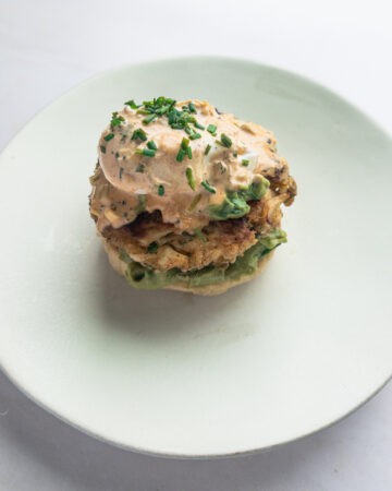 crab cakes egg benedict